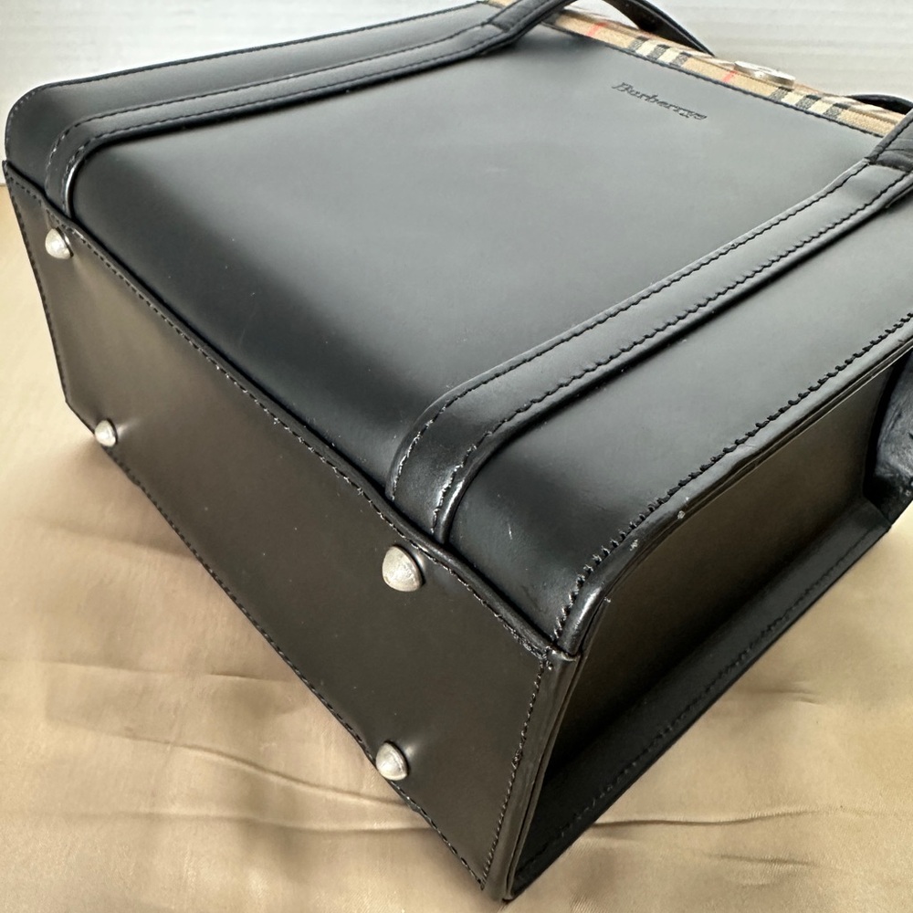 RARE AUTHENTIC/BURBERRY NOVA CHECK LEATHER HANDBAG BY SANYO SHOKAI. - Picture 10 of 17